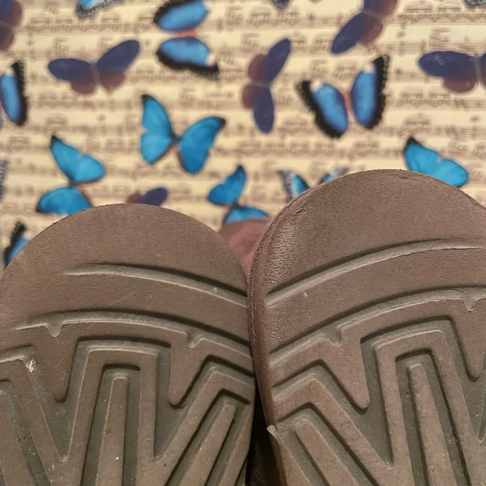 Clearance: “UGG” kids 6 women’s 8-8.5! - Picture 8 of 10